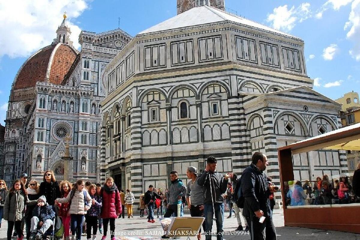 un gruppo di persone in piedi davanti a un grande edificio