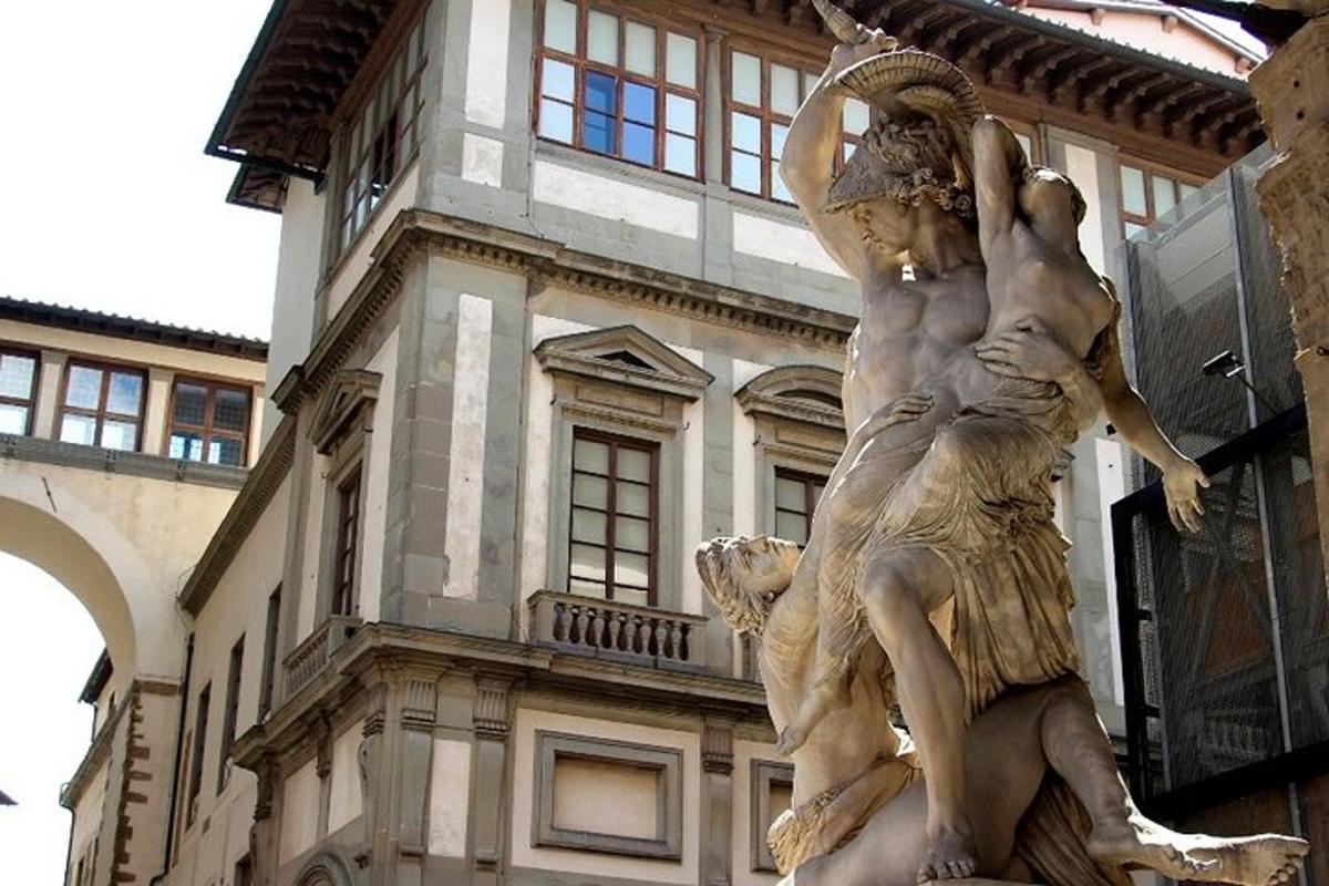 una statua di due donne davanti a un edificio