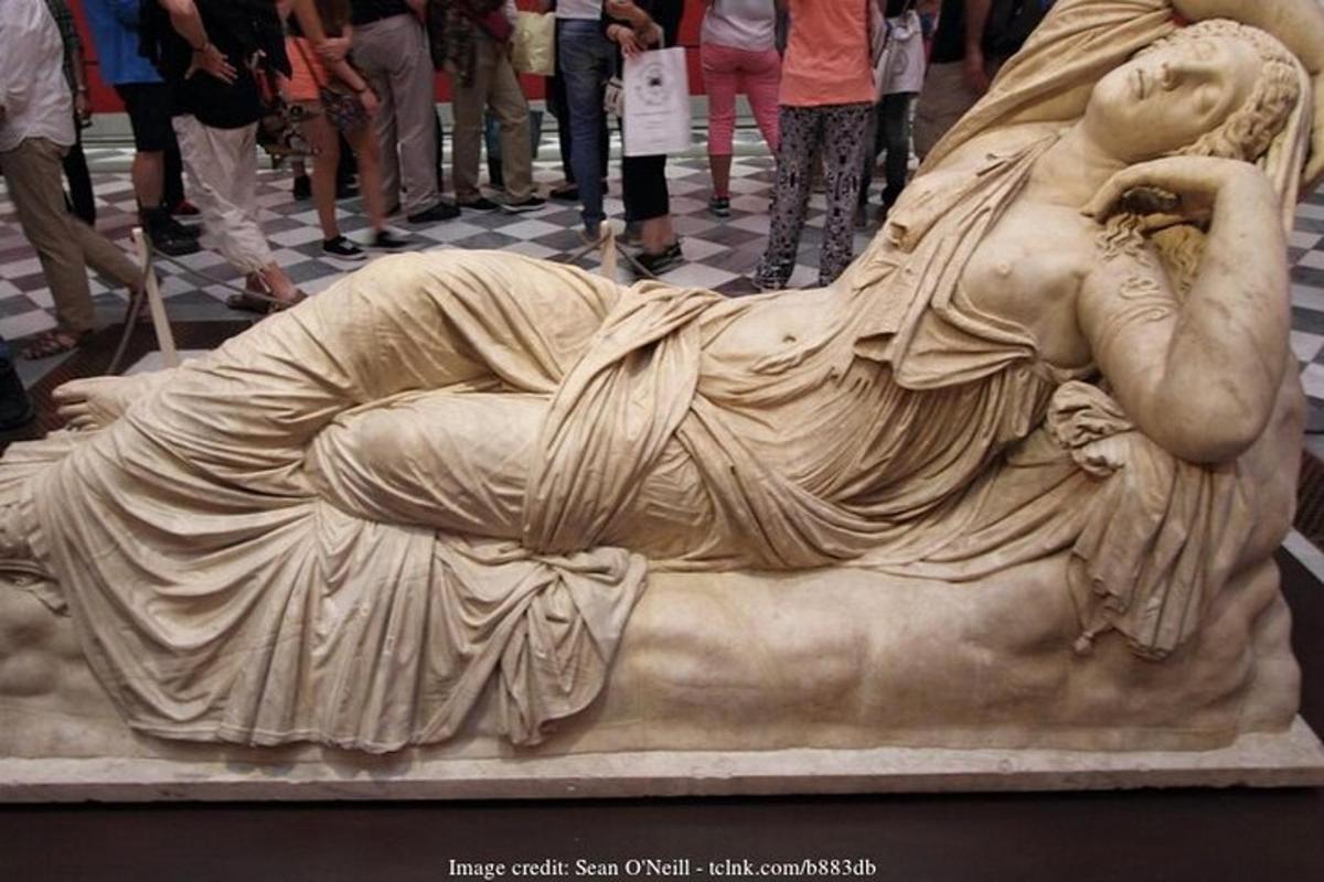 una estàtua d'una dona estirada a terra