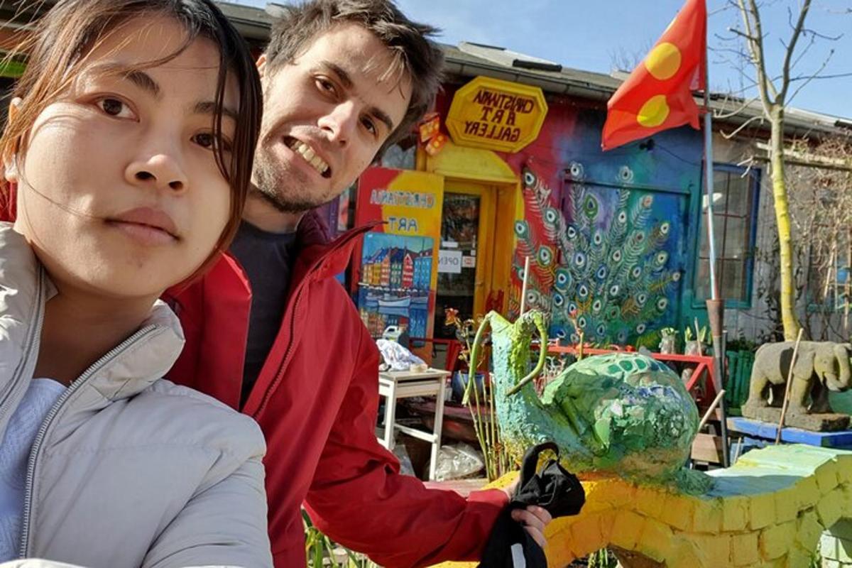 um homem e uma mulher parados em frente a uma loja