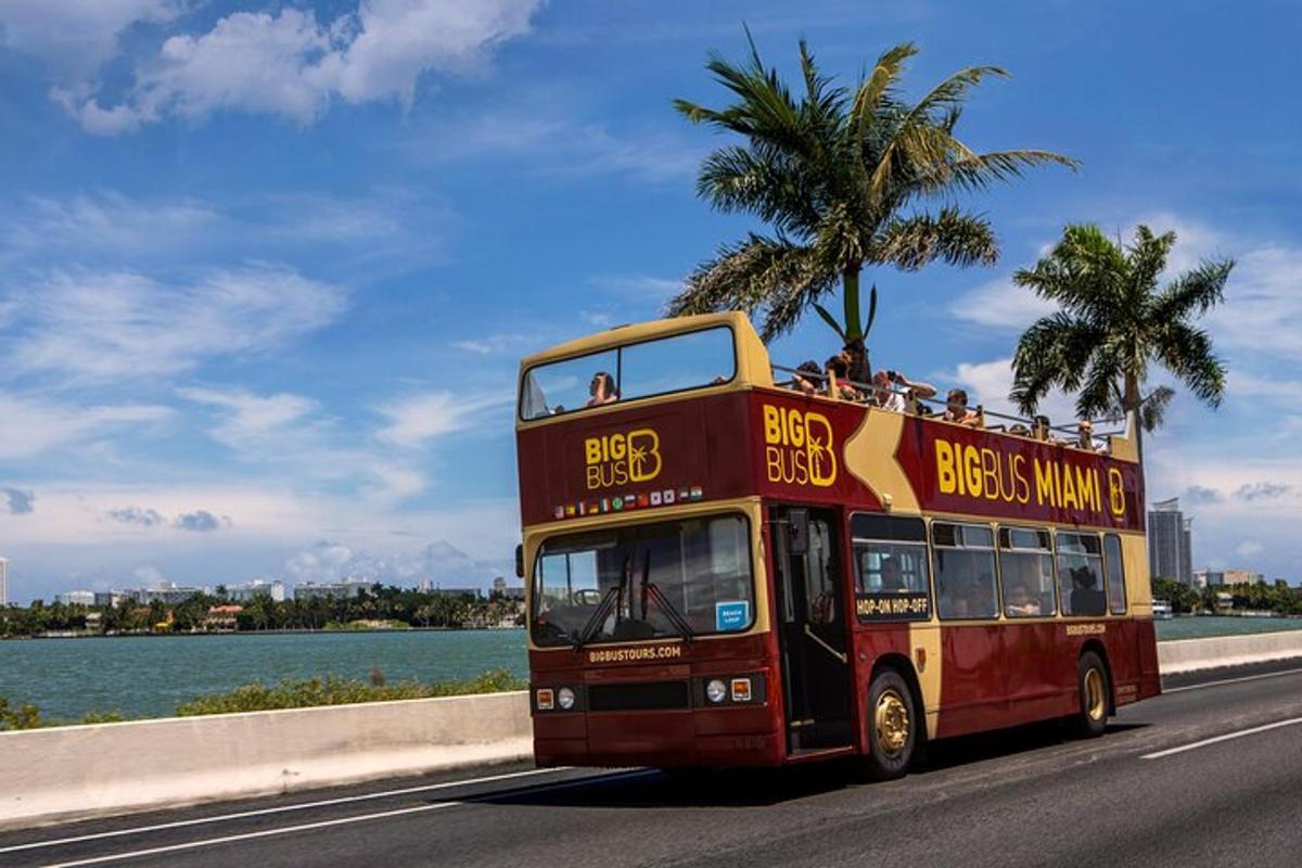 un autobus a due piani che percorre una strada