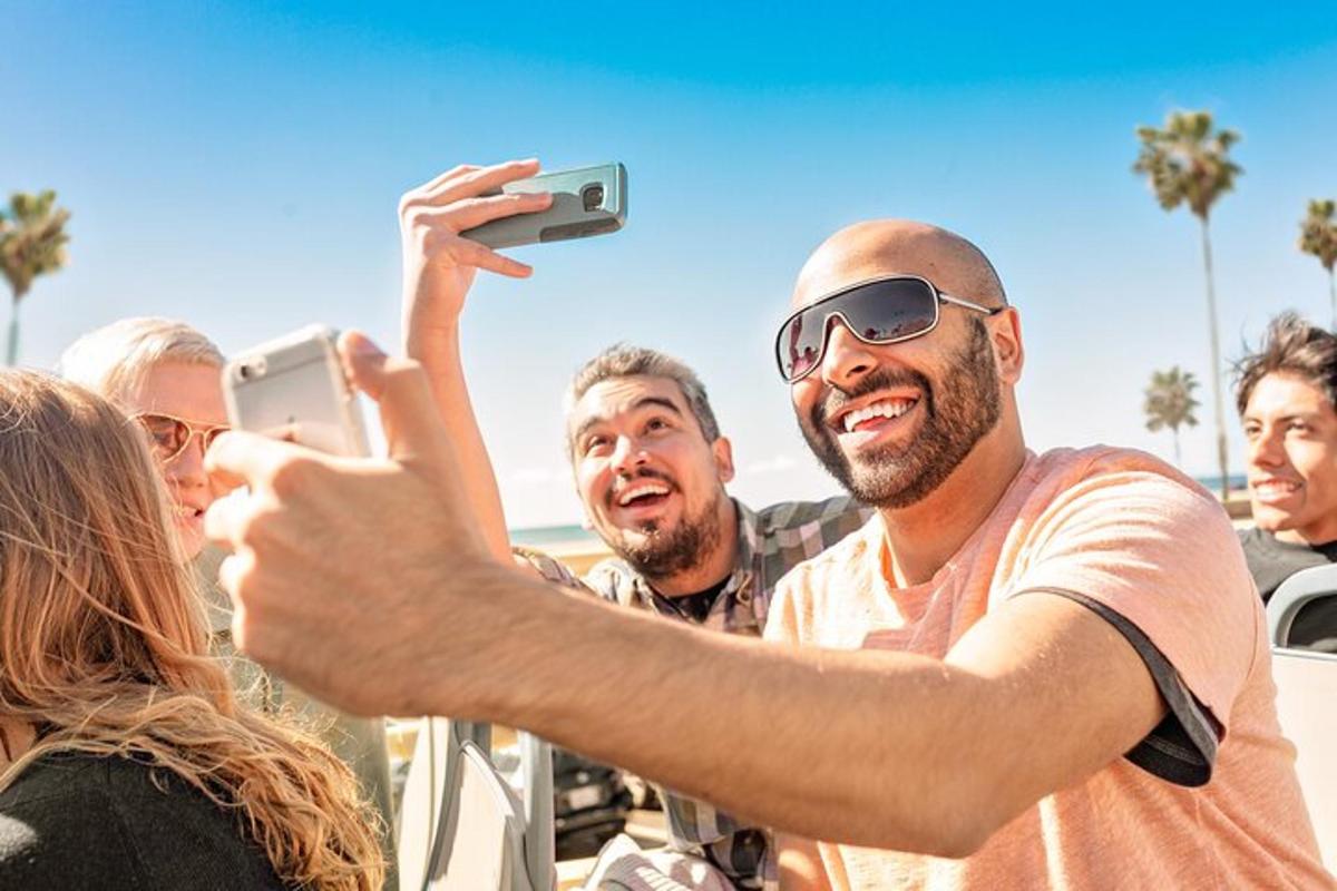 muž fotografující skupinu lidí