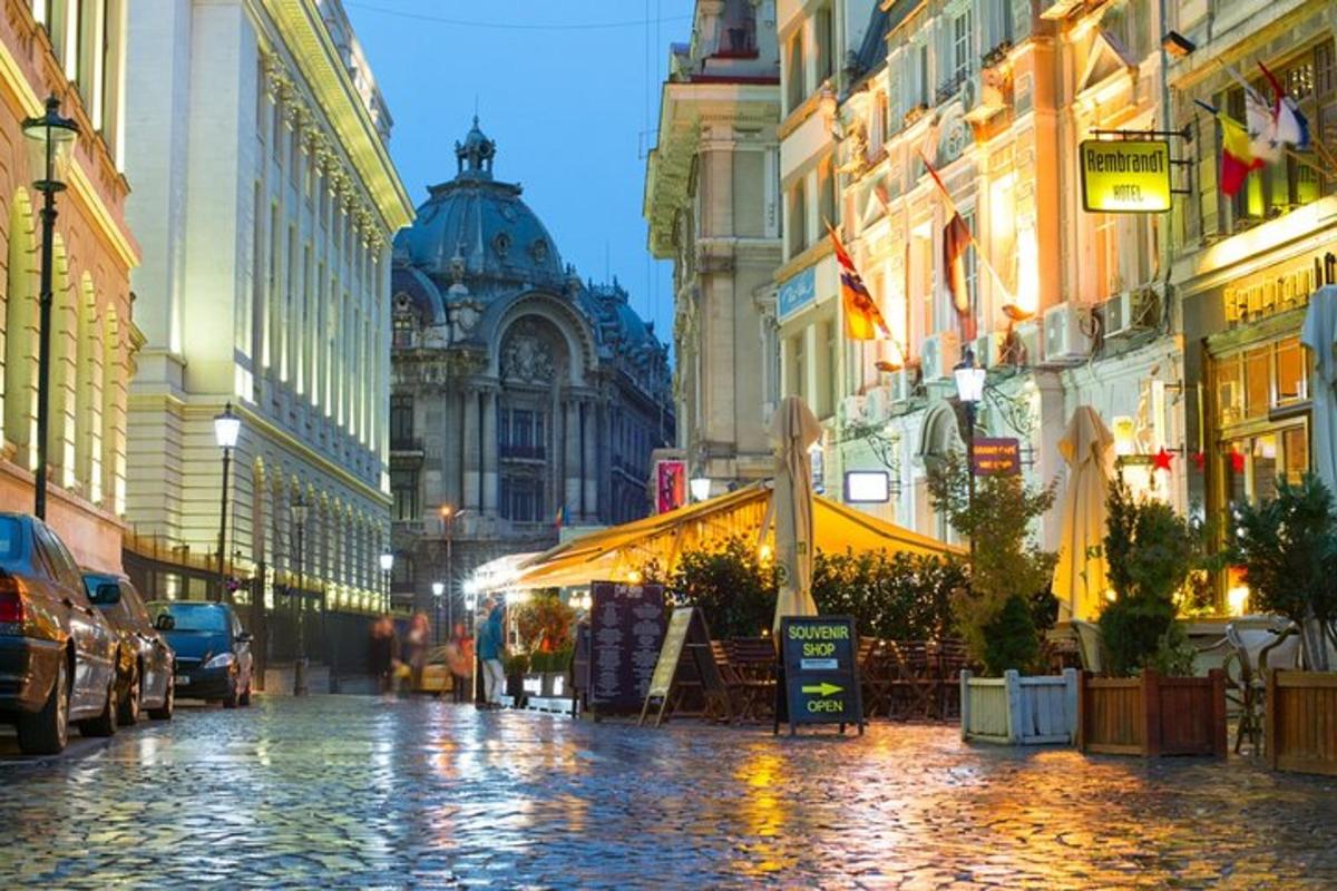 městská ulice s budovami a auty na ulici