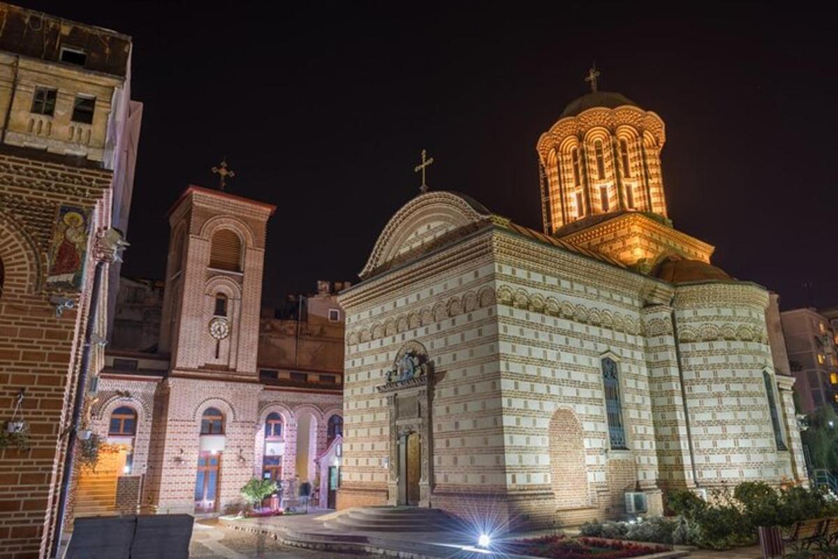 kostel s hodinovou věží na vrcholu