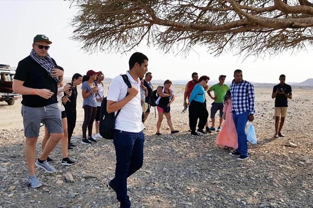 un gruppo di persone in piedi sulla spiaggia