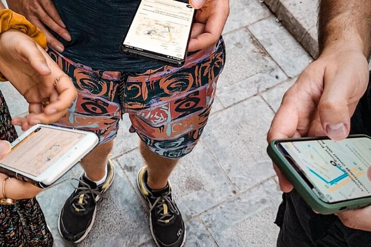 skupina lidí držících své mobilní telefony