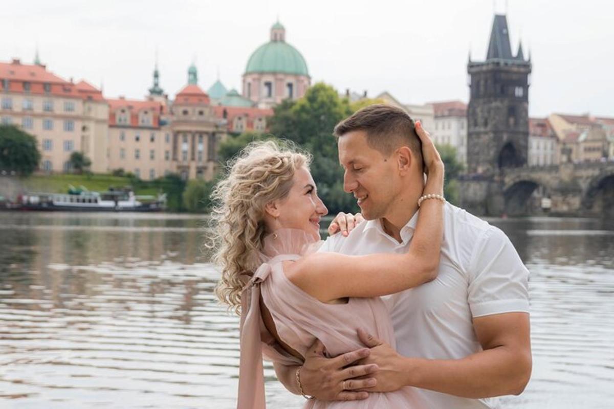 mees ja naine seisavad veekogu ees