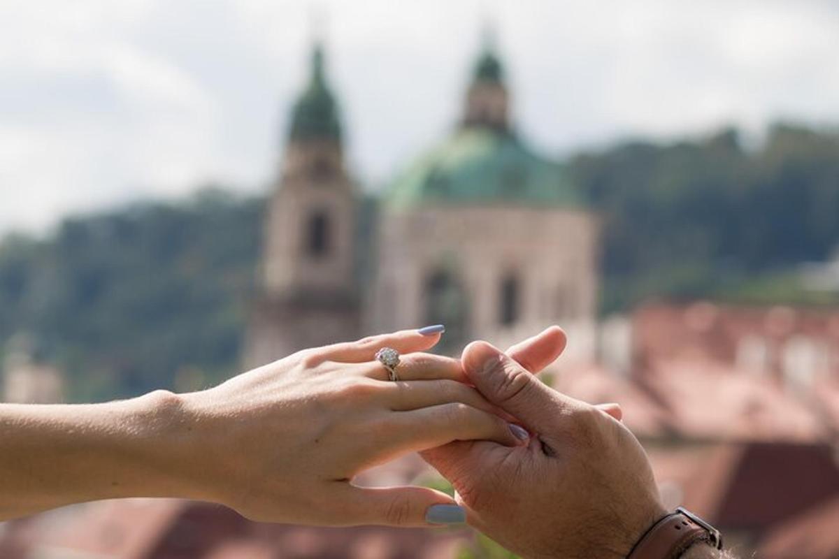 zwei Hände mit einem Ring auf einer Stadt