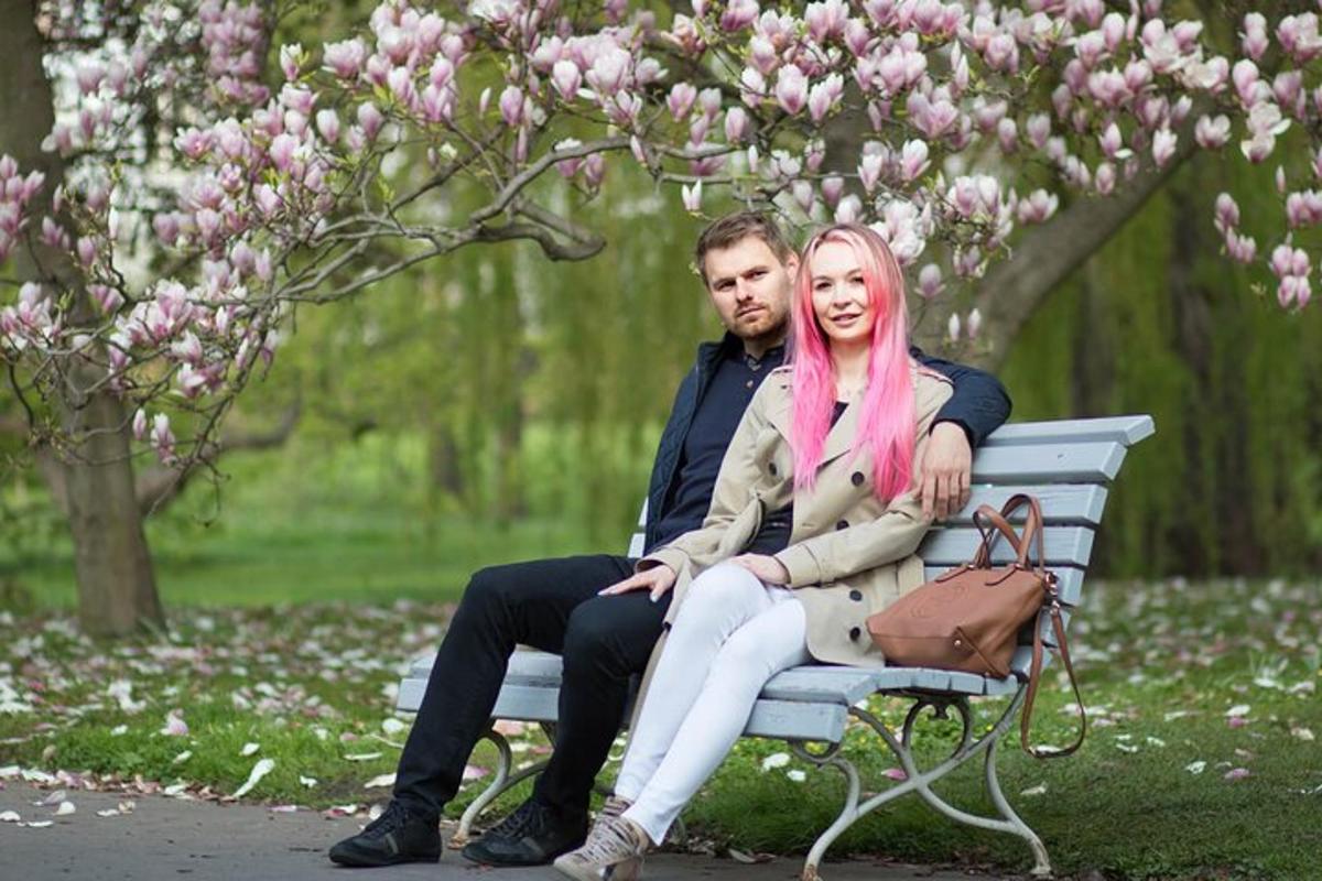 ein Mann und eine Frau sitzen auf einer Parkbank