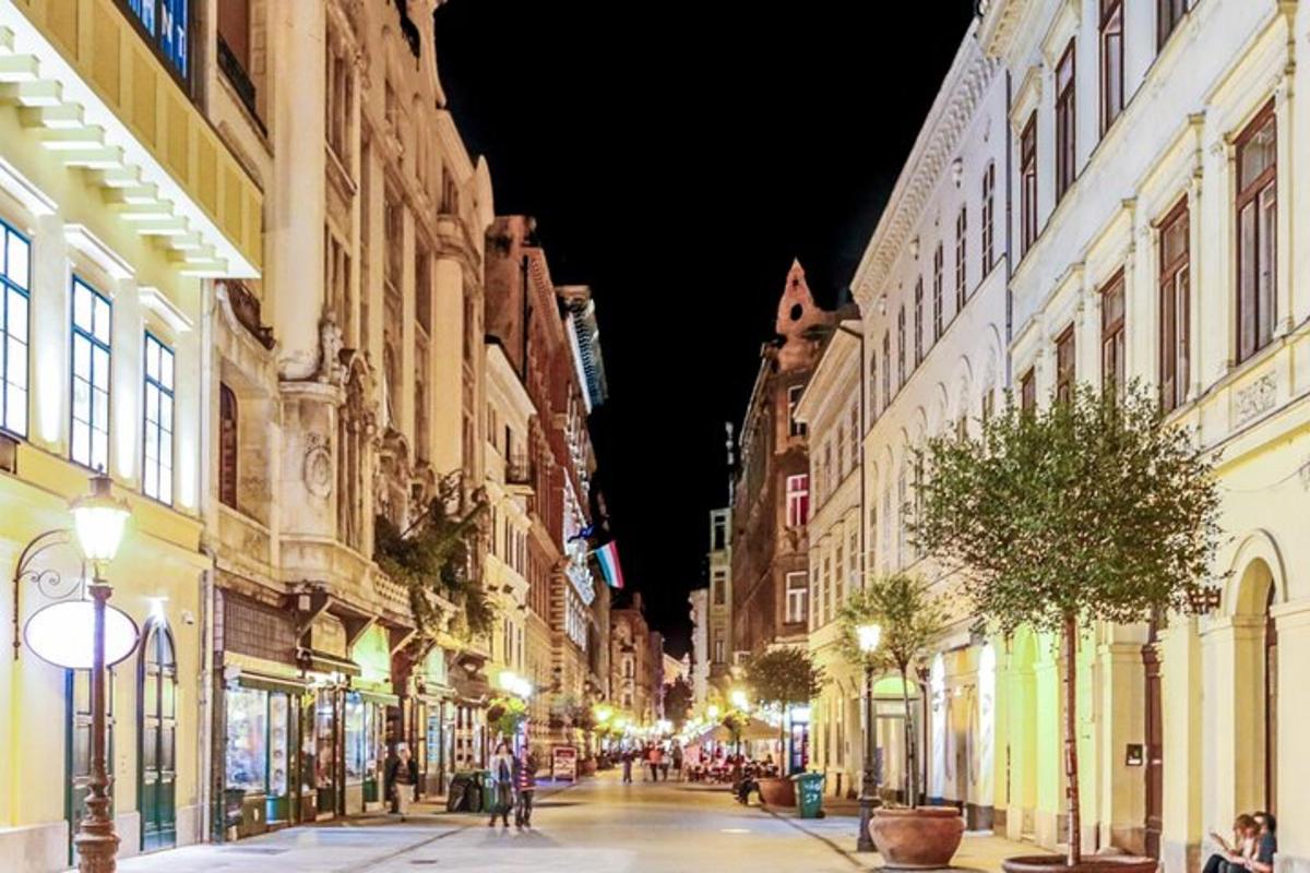 ένας δρόμος της πόλης τη νύχτα με ανθρώπους να περπατούν στον δρόμο
