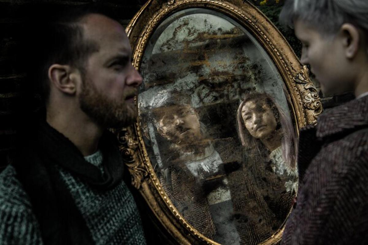 muž dívající se na obrázek ženy v zrcadle