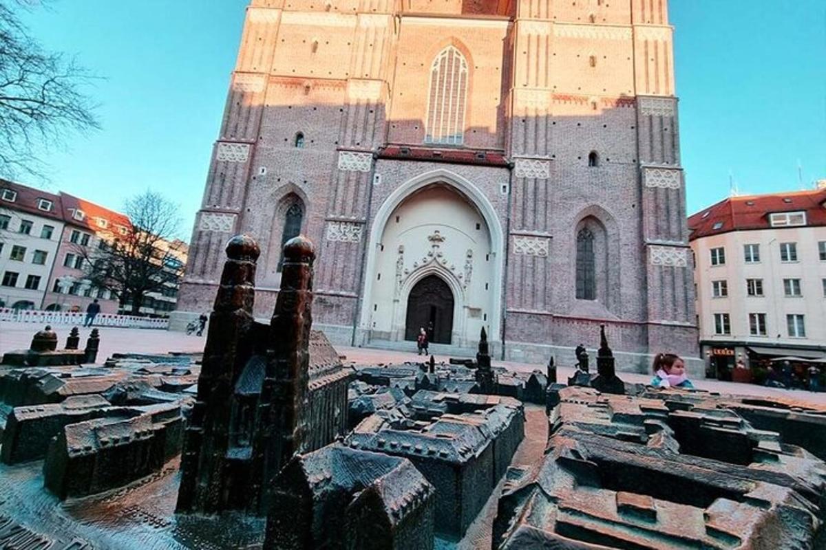 kostel s velkou věží a hromadou klád před ní