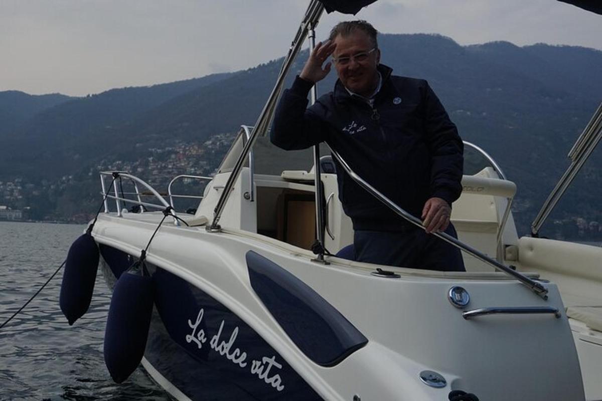un uomo in piedi su una barca in acqua