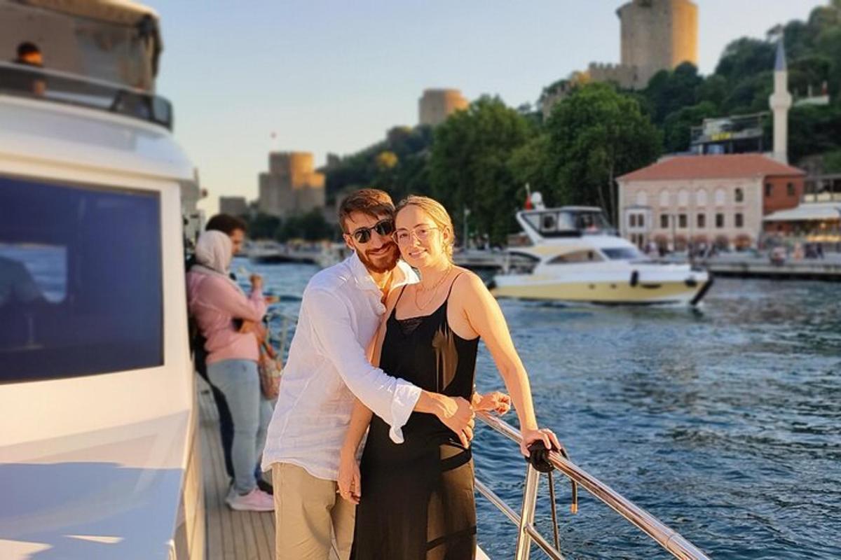 un uomo e una donna in piedi su una barca