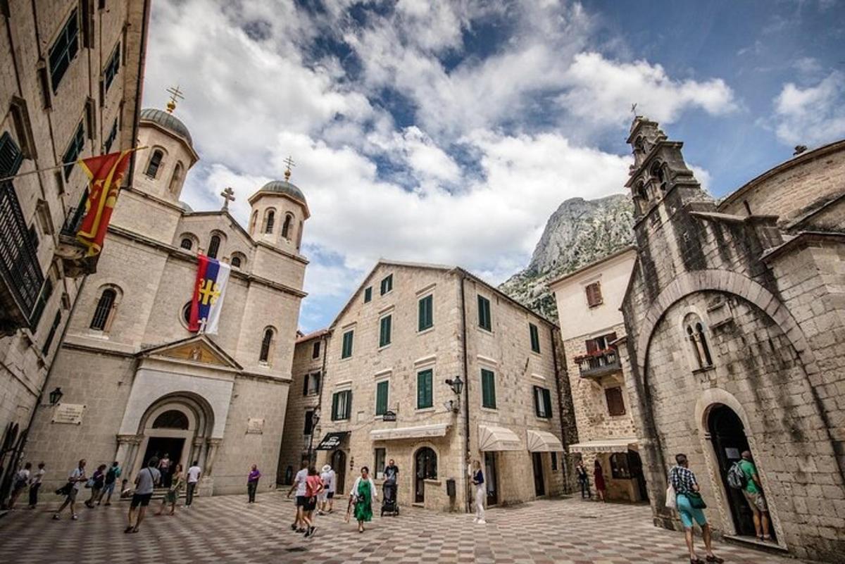 skupina lidí jdoucích po ulici vedle kostela
