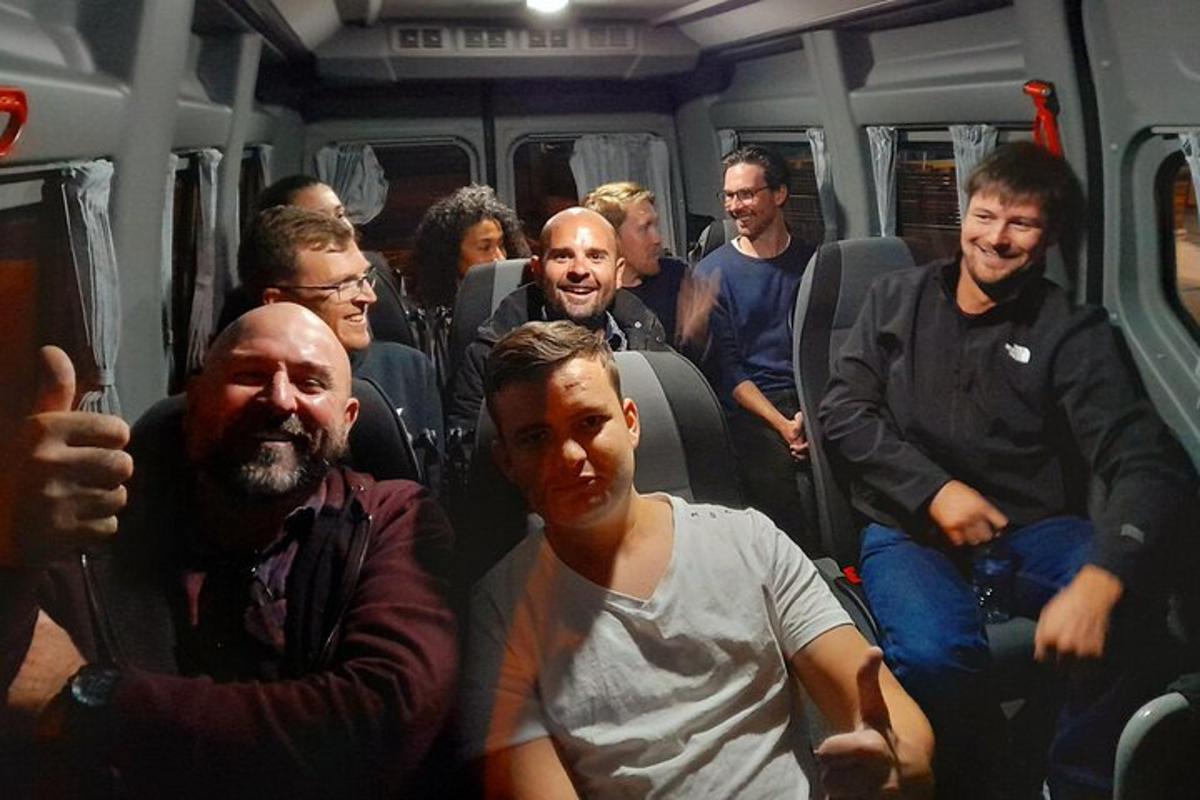 grupa ludzi siedząca w autobusie