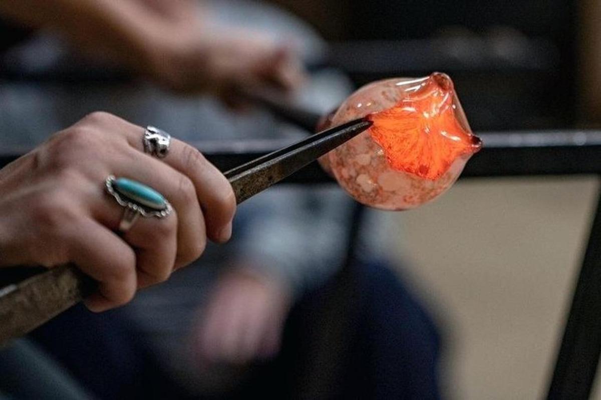 una persona che taglia un pezzo di cibo con un coltello