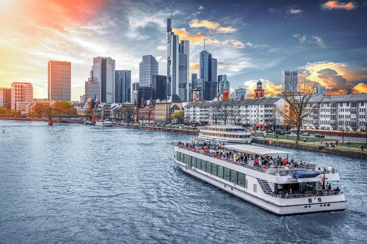 due barche in un fiume con una città sullo sfondo