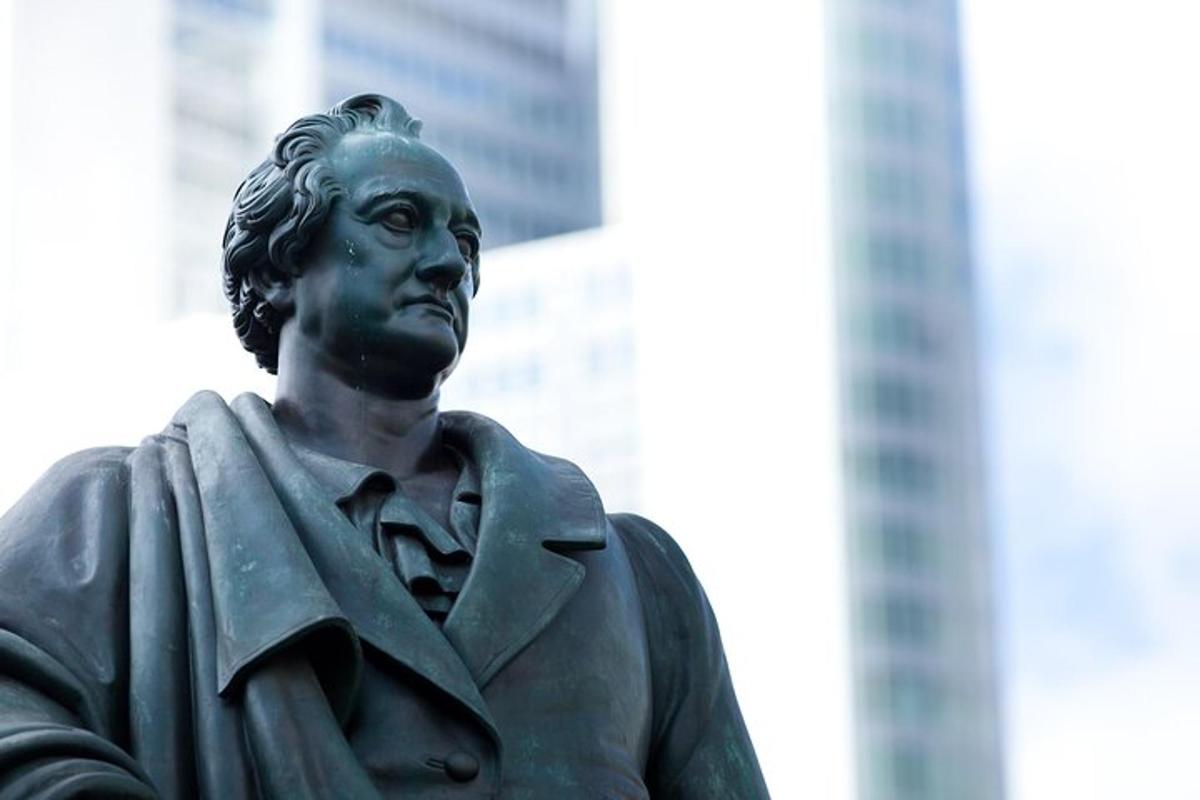 uma estátua de um homem em pé em frente a um prédio