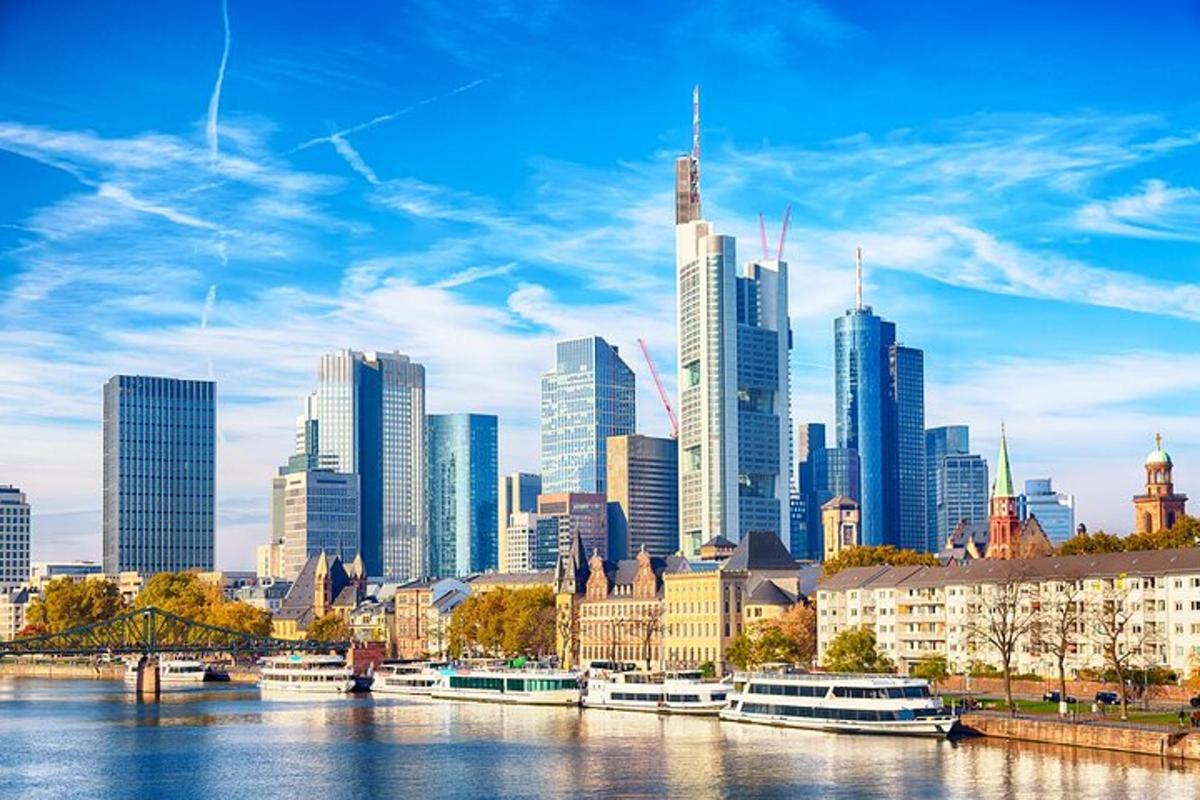 una vista di una città con barche in acqua