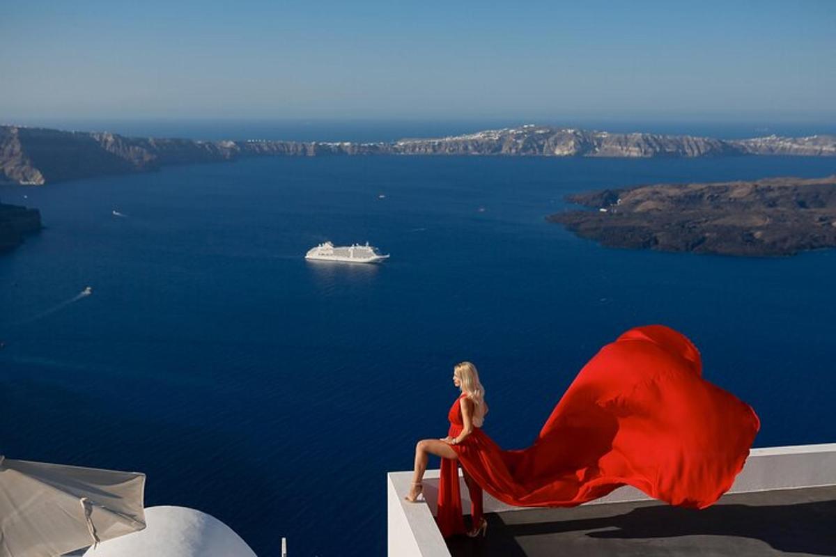 žena sedící na okraji budovy a dívající se na oceán