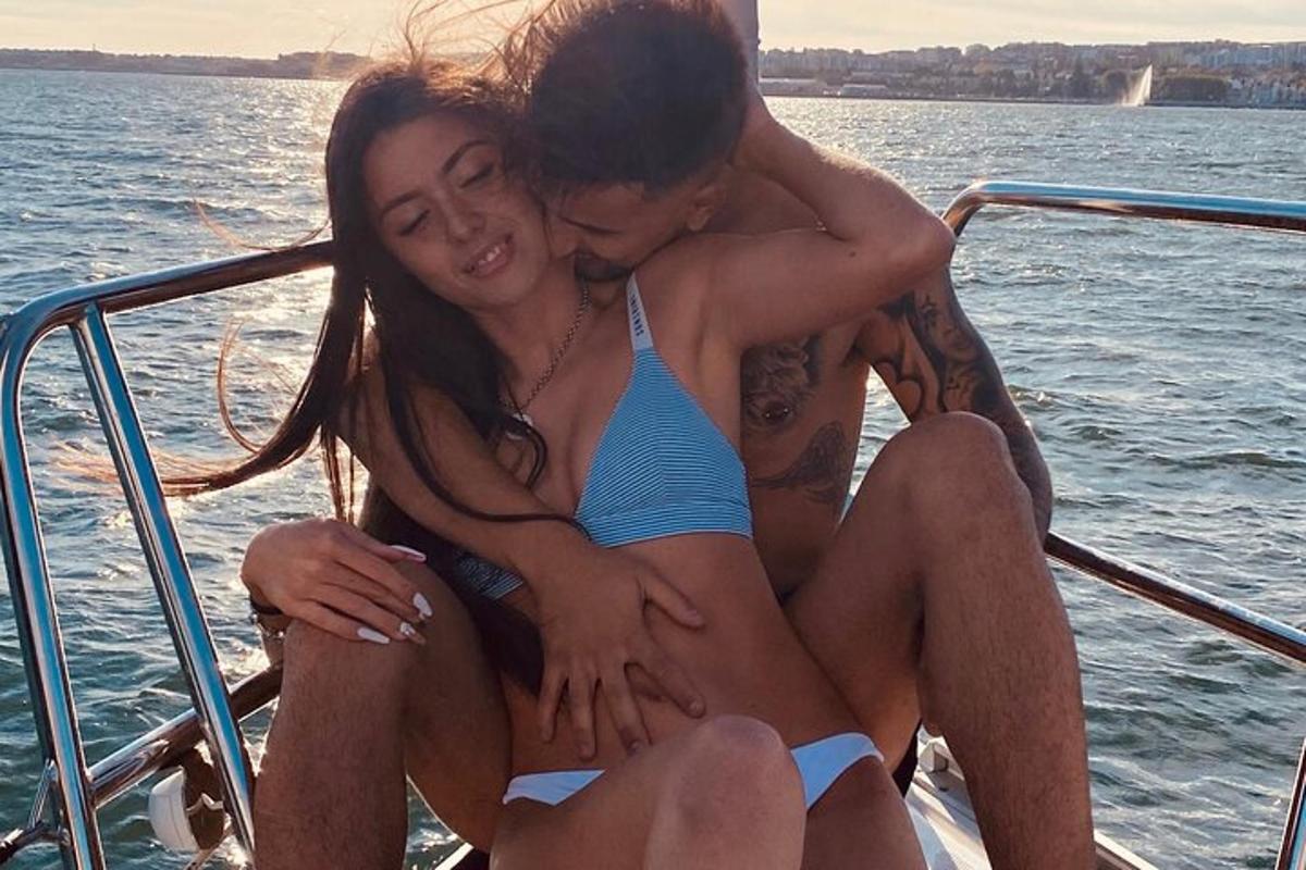 duas meninas sentadas em um barco na água