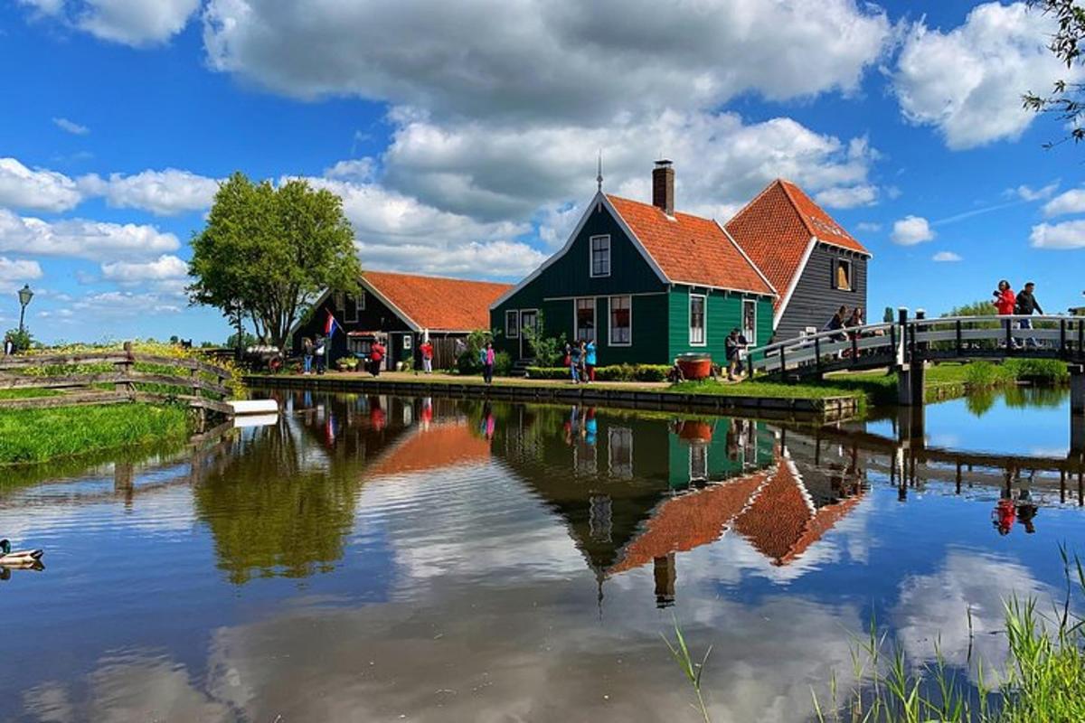 una casa vicino a uno specchio d'acqua