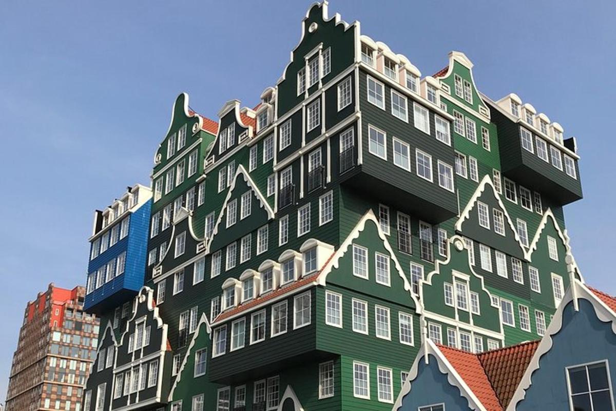 un alto edificio verde con molte finestre