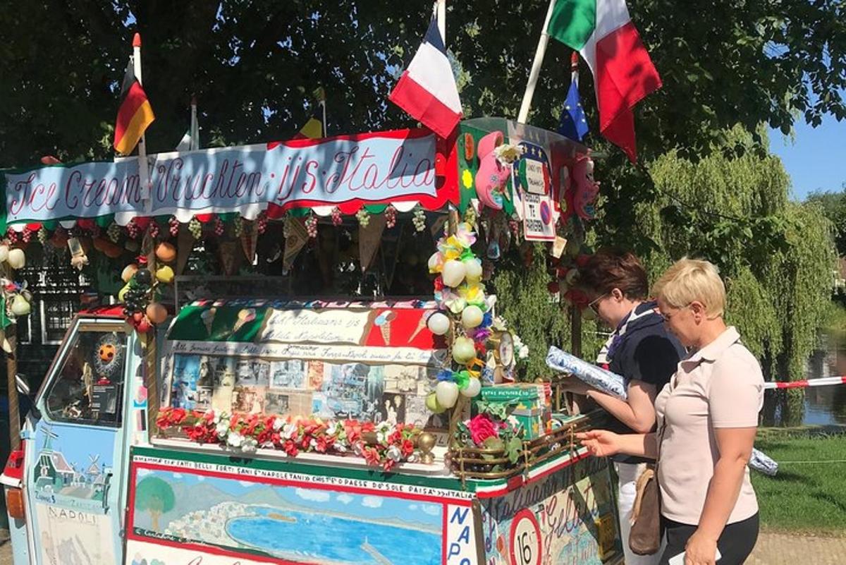 due persone in piedi accanto a un camioncino dei prodotti alimentari