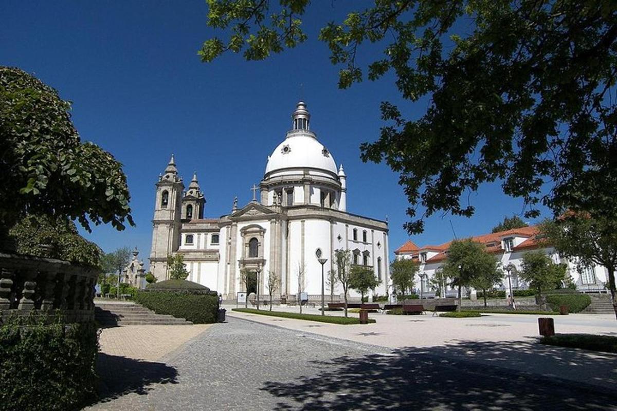 velká bílá budova s věží na vrcholu
