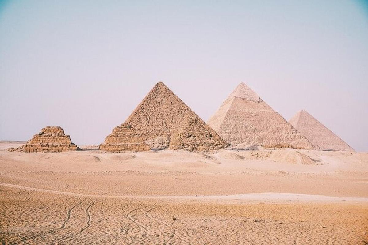 un grup de piràmides situades al desert