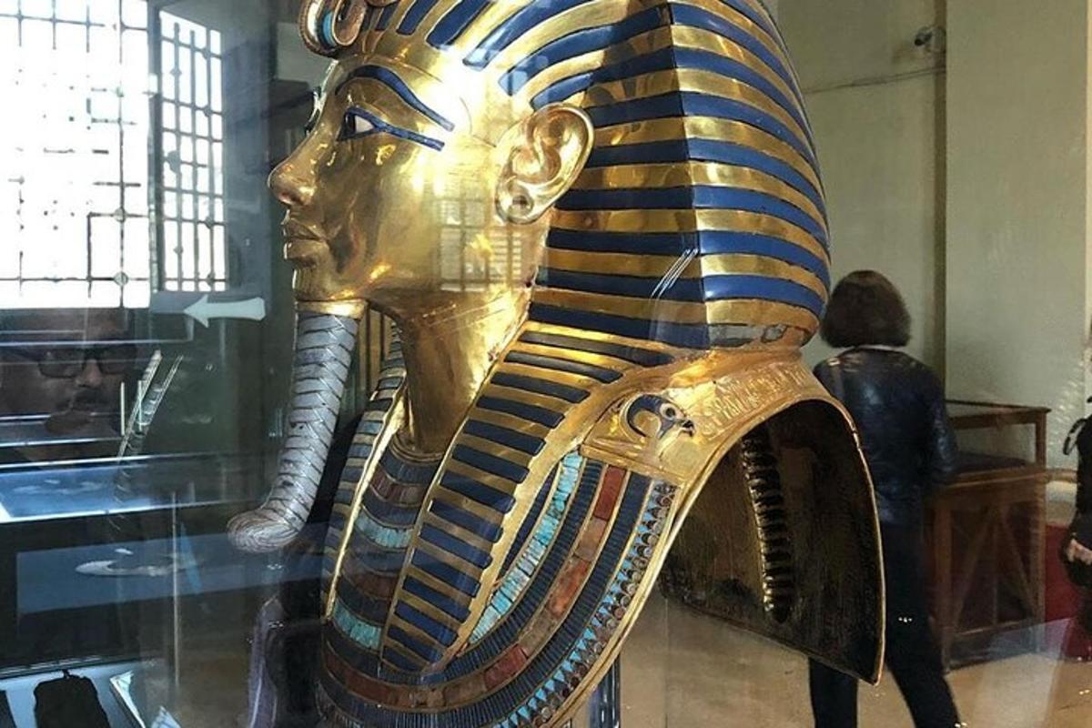 una statuetta di Anubi in una teca di un museo