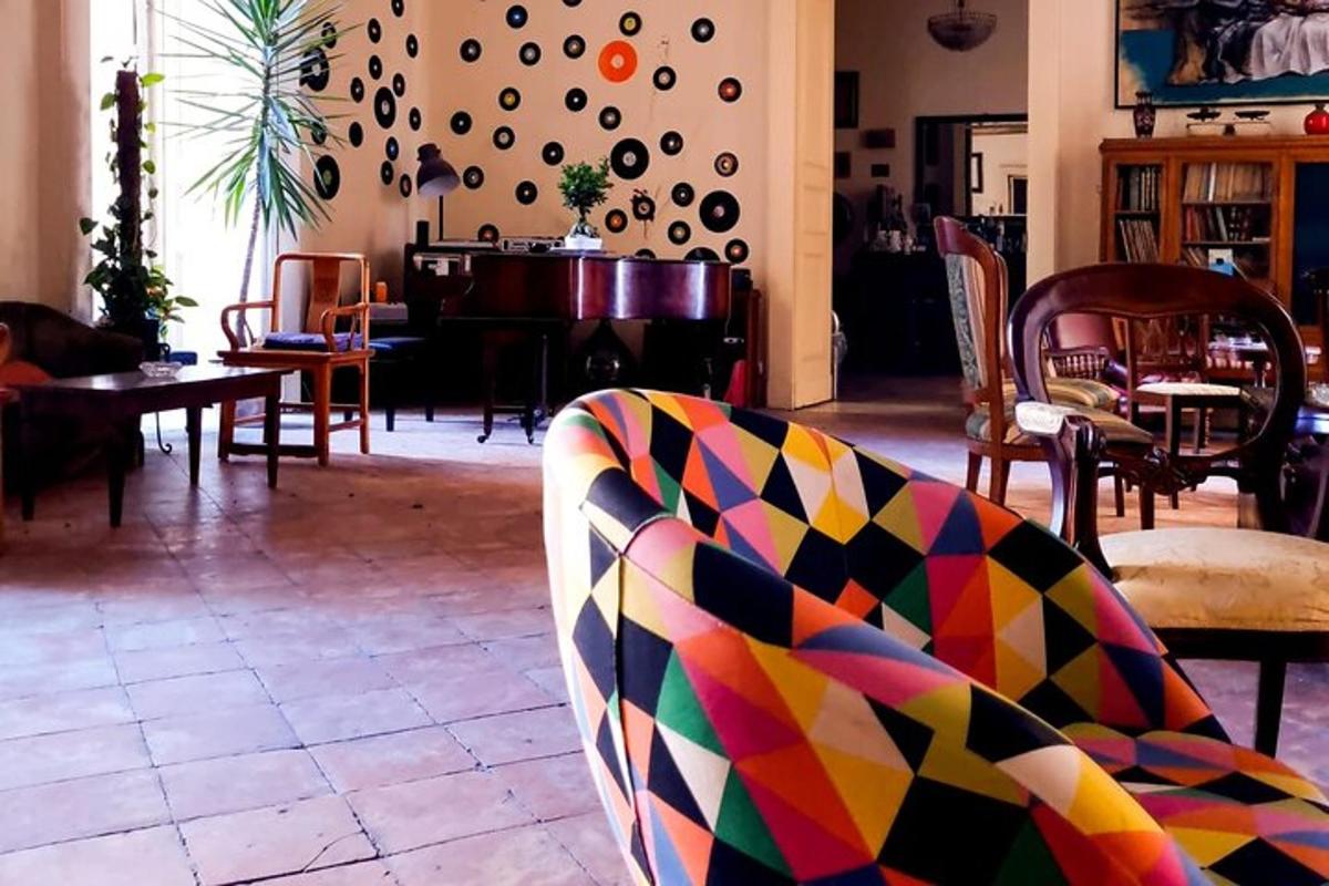 uma sala de estar com um sofá e um piano