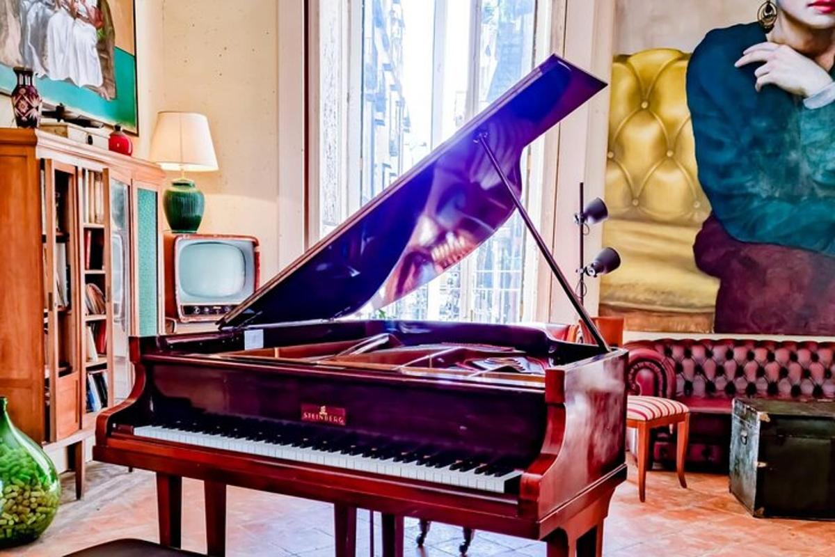 isang piano na nakaupo sa sala sa tabi ng bintana