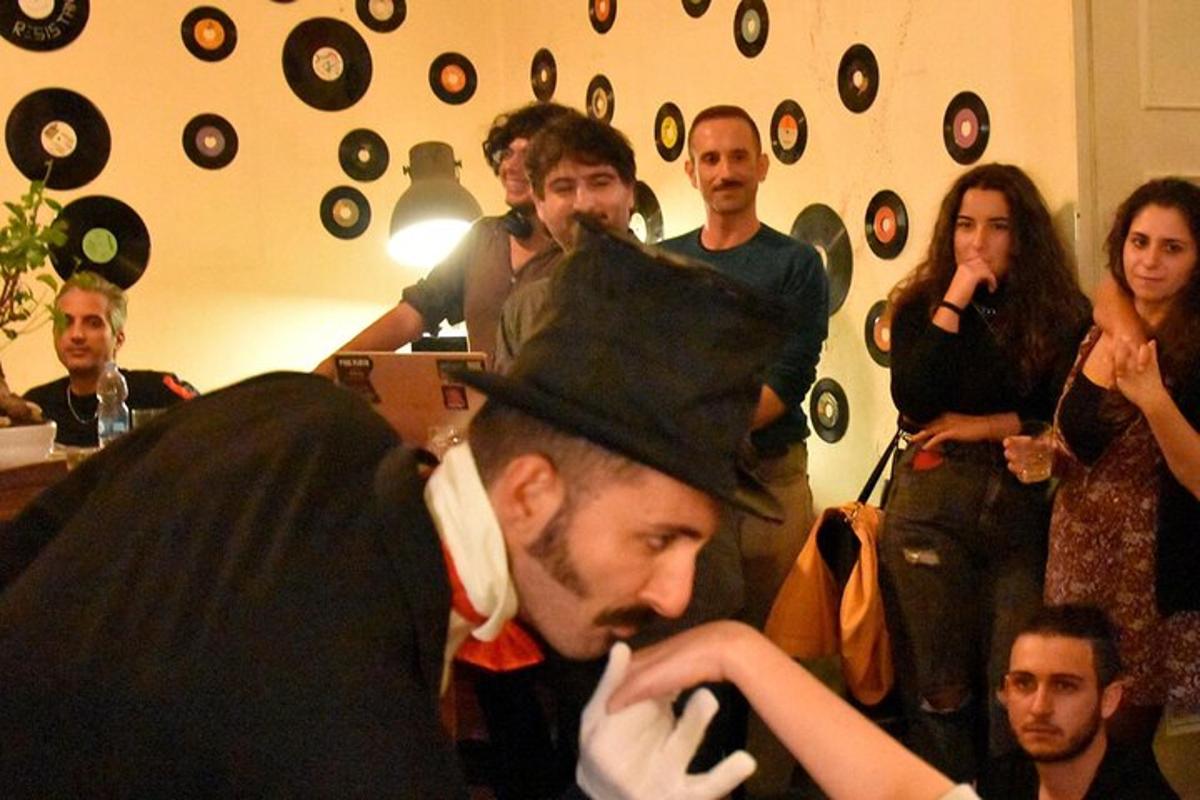 um homem cortando o cabelo em uma barbearia
