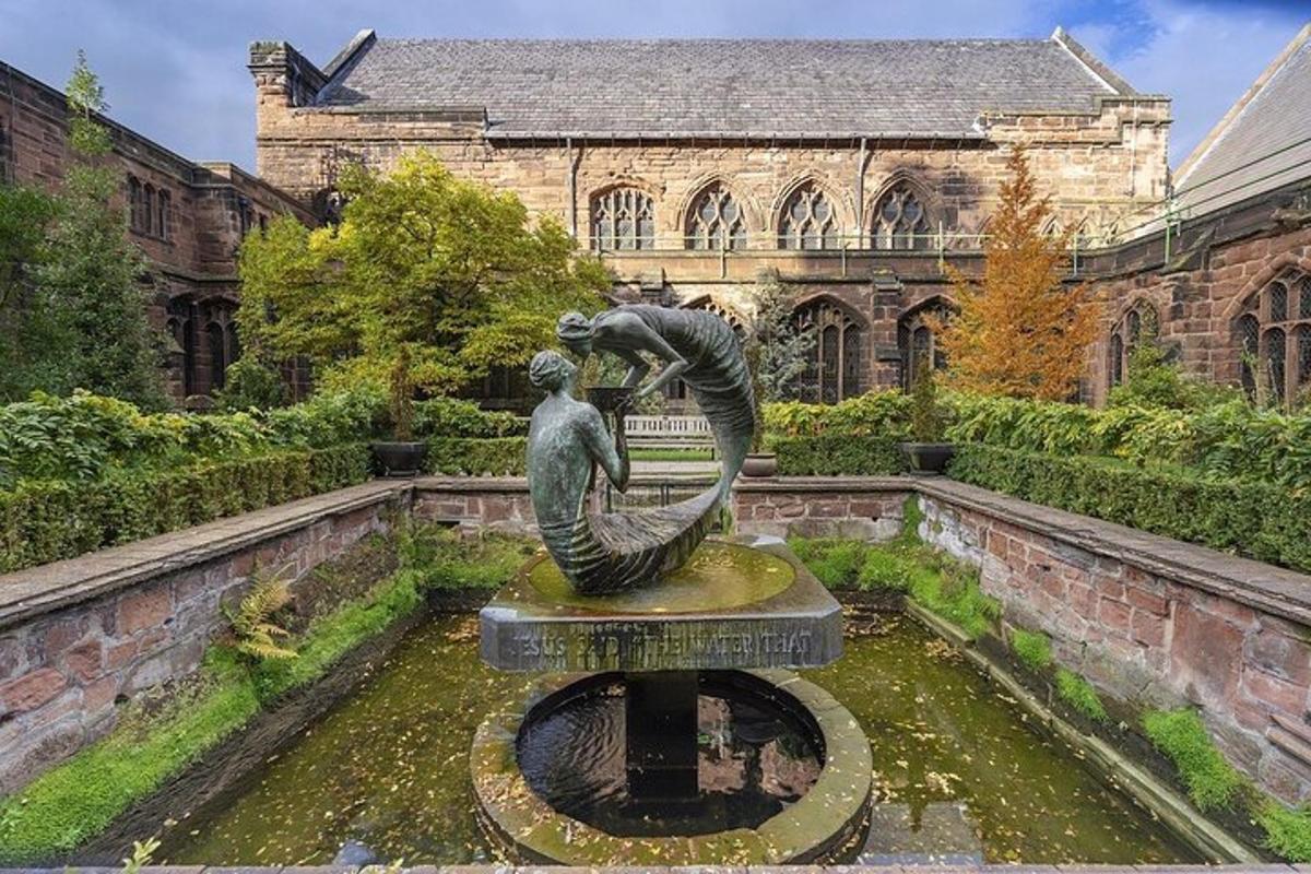 o statuie într-o grădină din fața unei clădiri