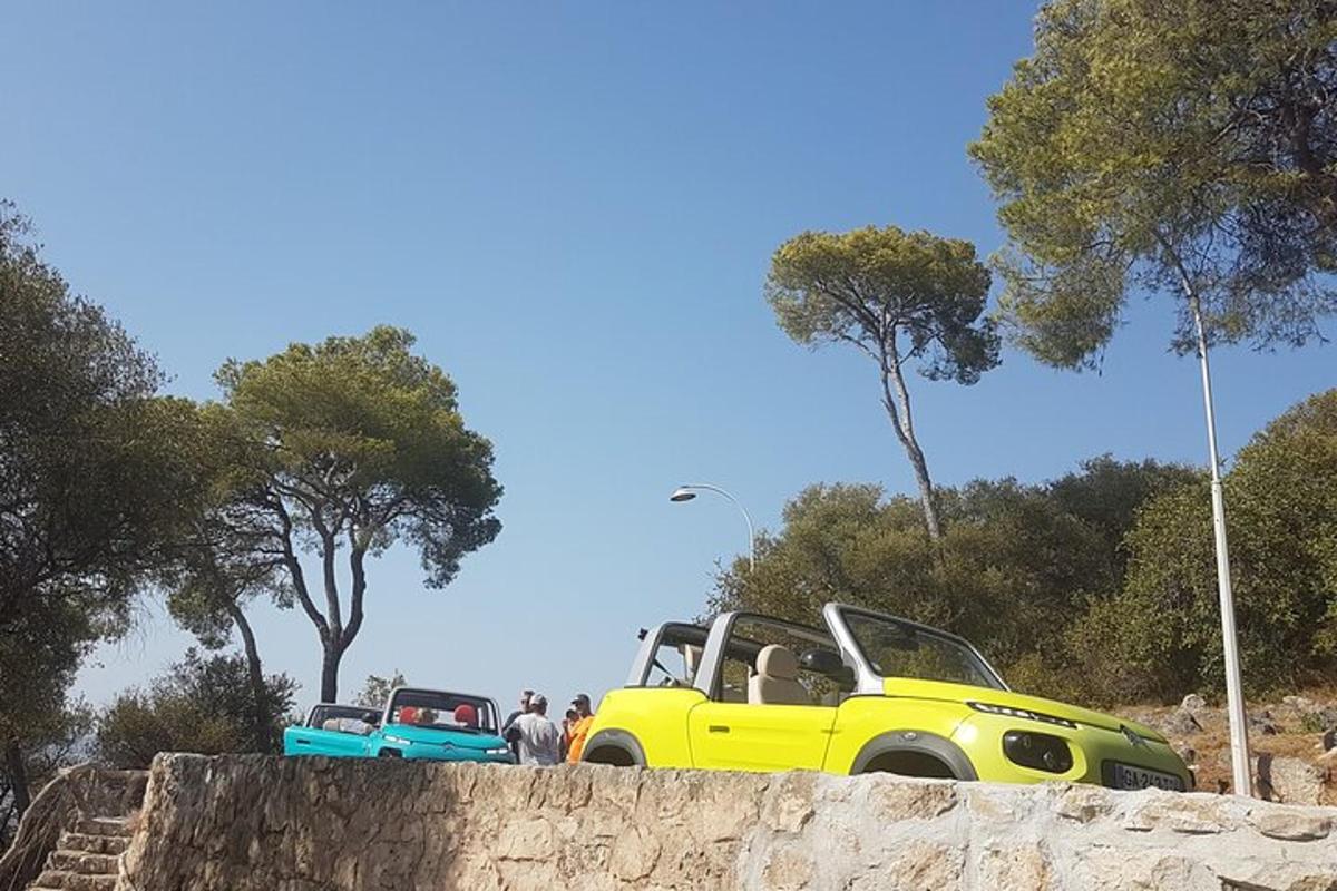 žluté auto zaparkované na kamenné zdi