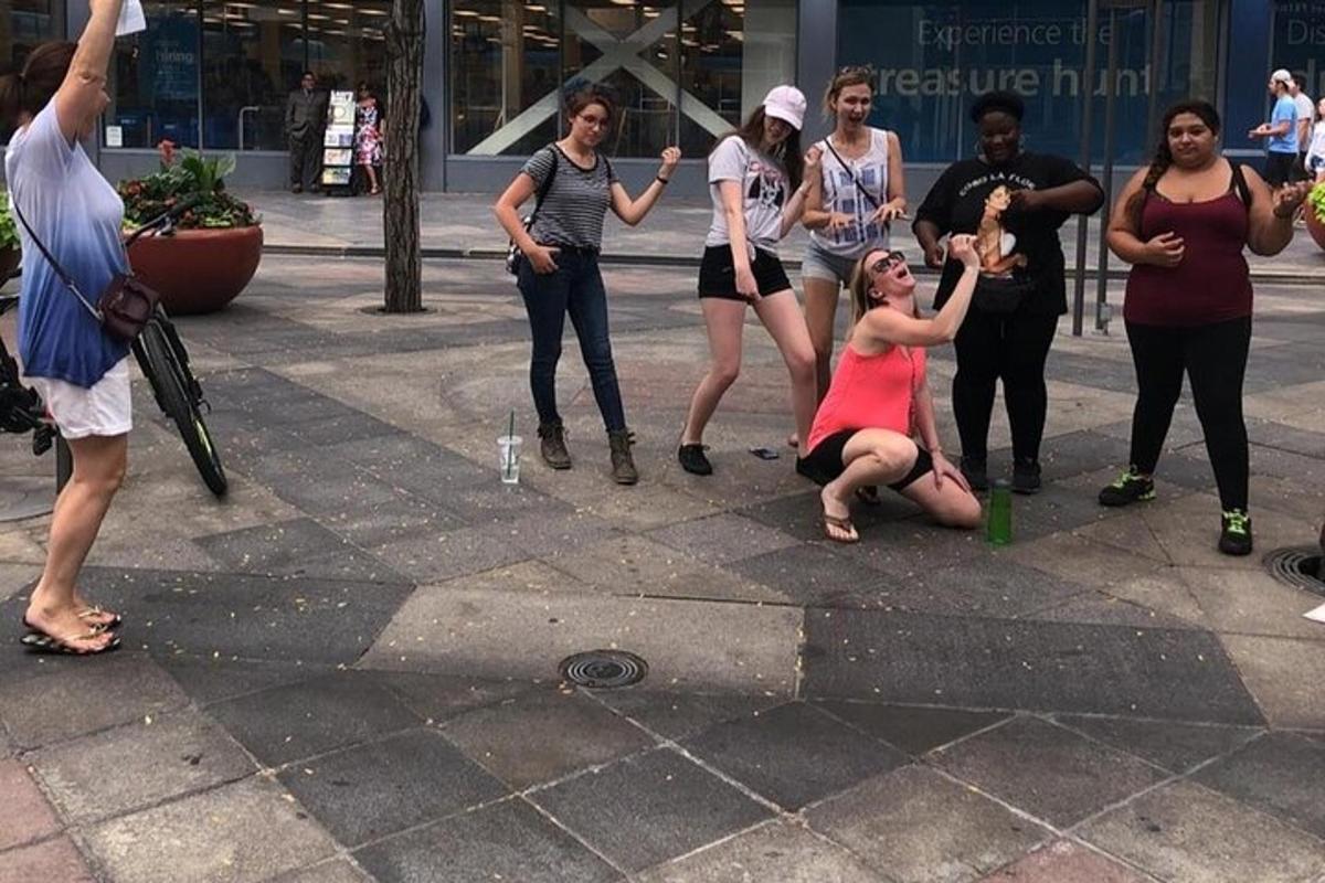 un groupe de personnes debout autour d'une femme dans une rue