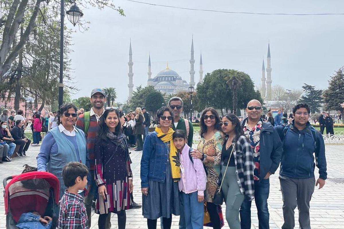 sekumpulan orang bergambar di hadapan masjid biru
