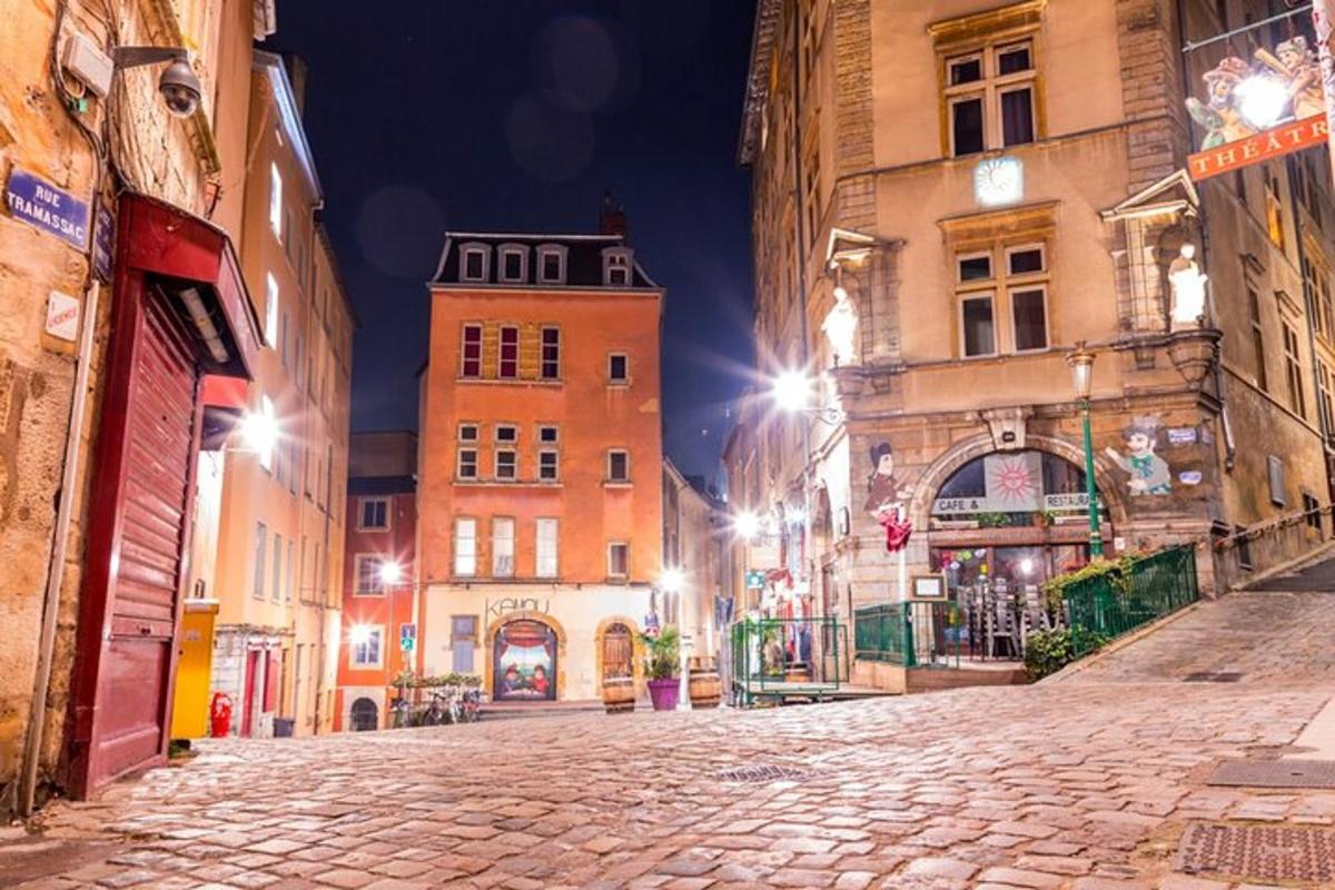 dlážděná ulice ve městě v noci