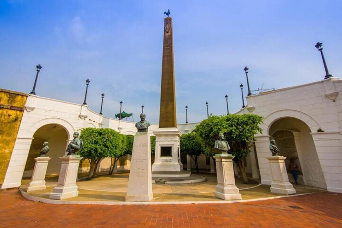 monument torniga hoone ees