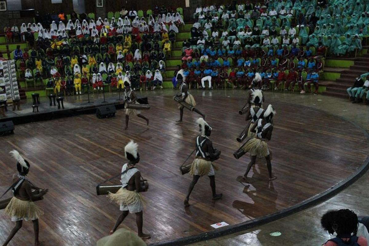 um grupo de garotas em ação na pista de dança
