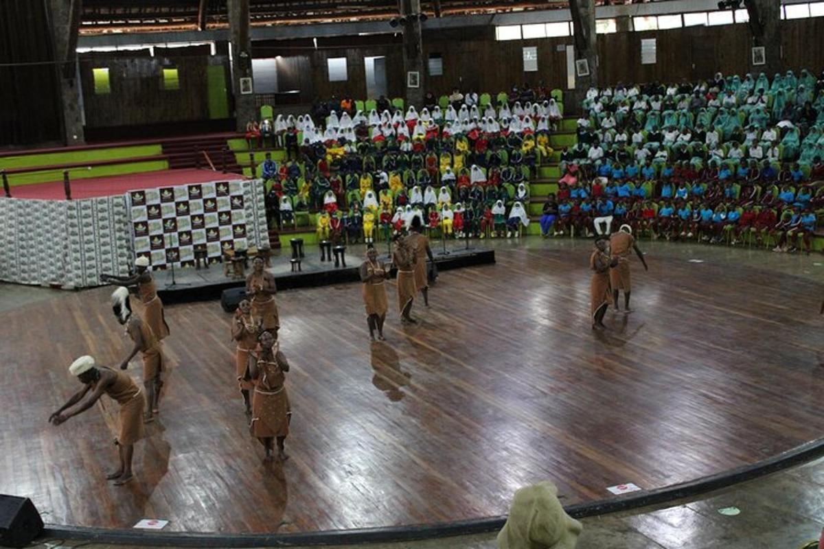 um grupo de pessoas dançando em uma pista de boliche