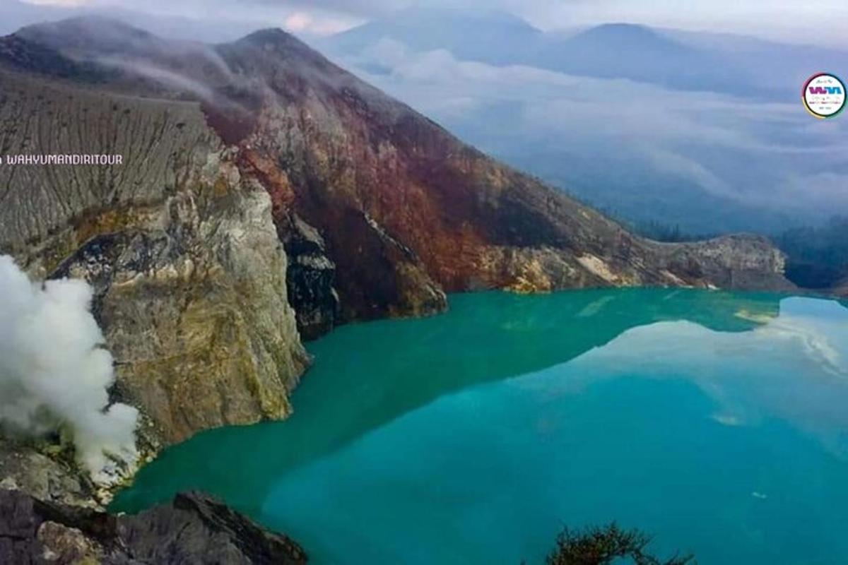 una vista aérea de un lago en una montaña