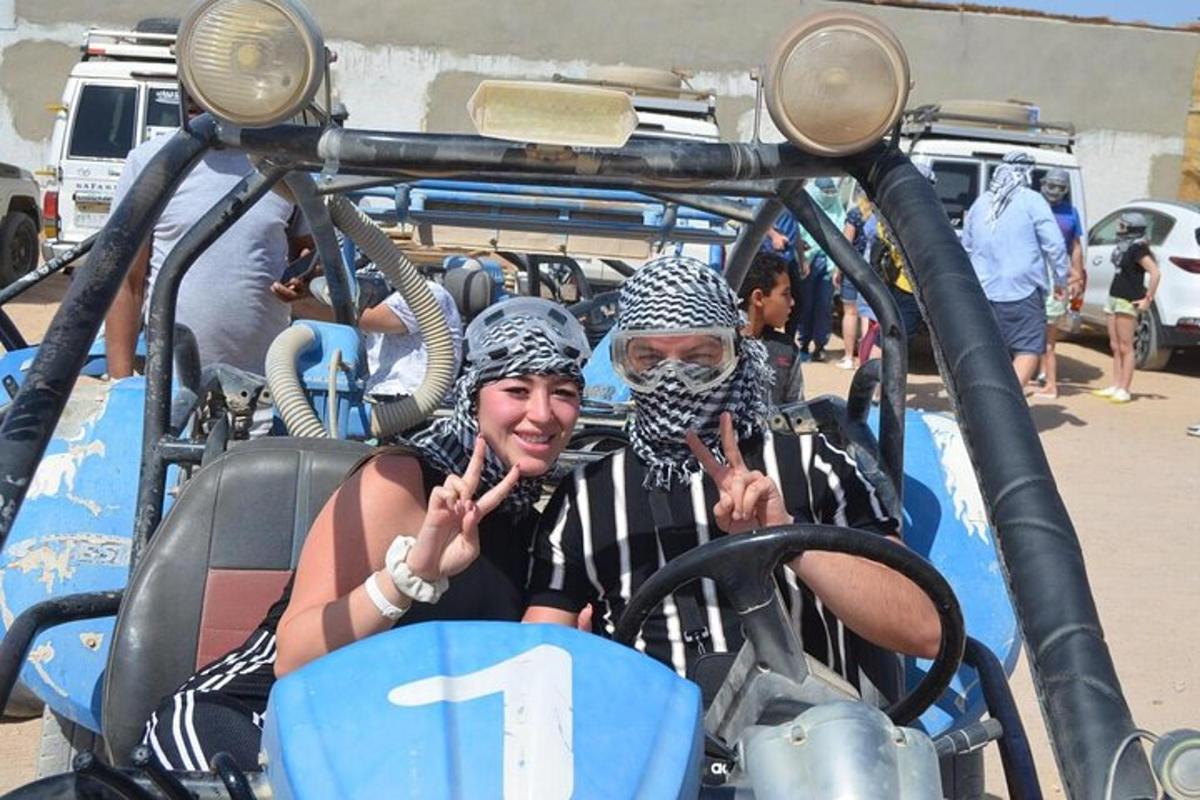 due persone sono sedute su un golf cart
