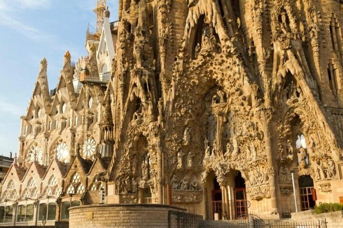 Un gran edificio de piedra con un edificio