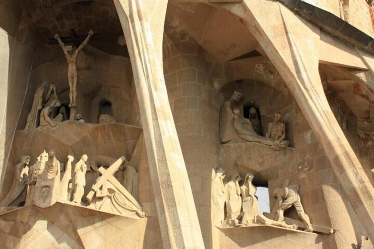 Un edificio con estatuas a los lados.