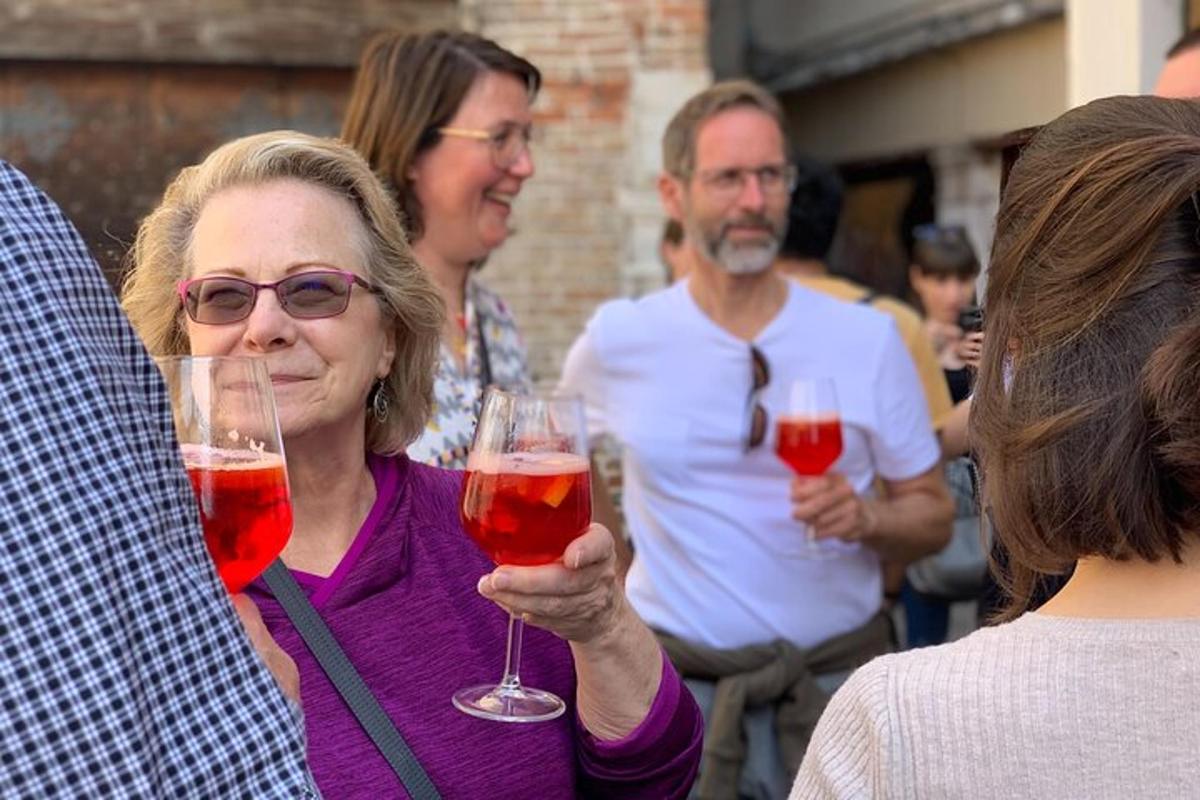 uma mulher segurando duas taças de vinho tinto