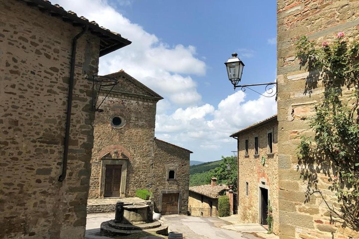 un carreró d'un antic edifici de pedra amb un fanal