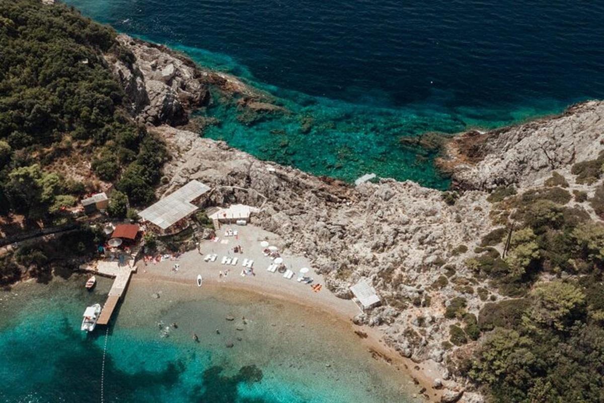 una vista aerea di una spiaggia con acqua blu
